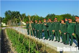 Thăm quan mô hình tăng gia sản xuất tại Trung đoàn 833 và Ban chỉ huy PTKV 4- Hạp Lĩnh